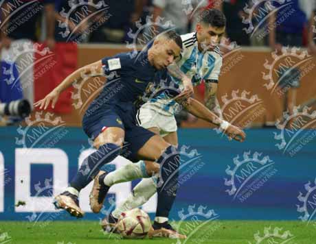 Qatar, 18 de diciembre de 2022 - Kylian Mbappé y Cristian Gabriel Romero, Argentina VS Francia, Foto Erik Estrella